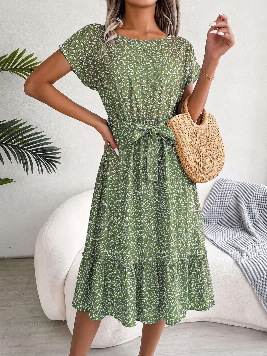 Clotilde | Robe plissée élégante et décontractée Vert clair, photo studio