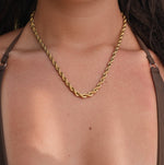Collier doré avec décoration ponctuée