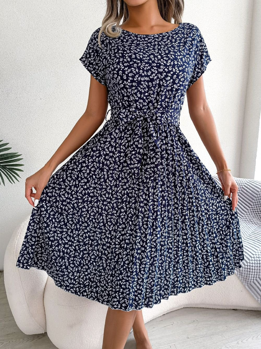 Clotilde | Robe plissée élégante et décontractée Bleu foncé, photo studio