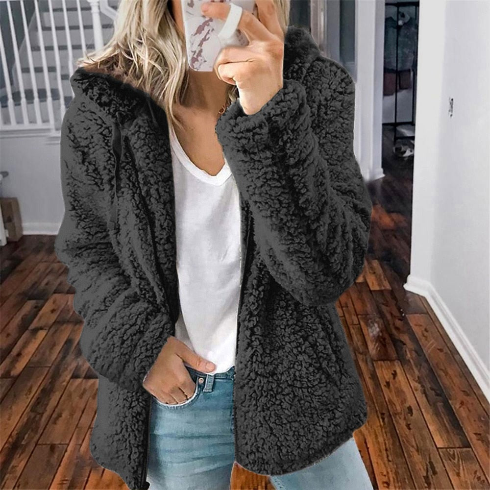 Ella | Manteau sherpa stylé à capuche Noir, photo studio