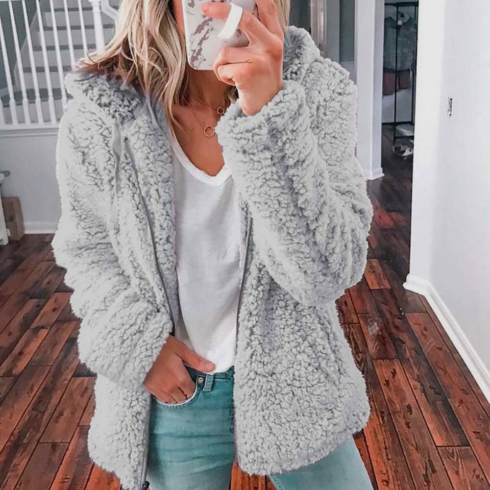 Ella | Manteau sherpa stylé à capuche Gris clair, photo studio