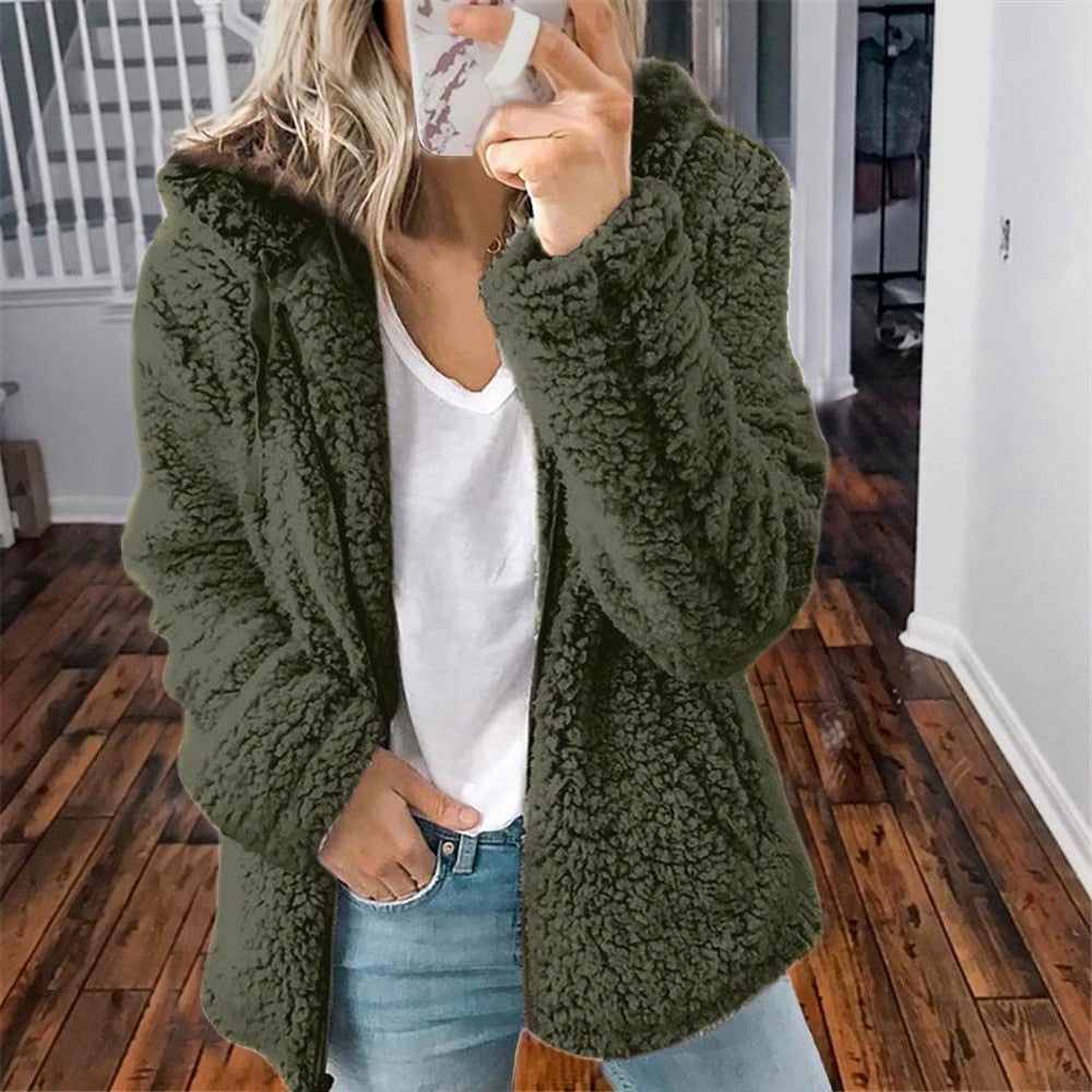 Ella | Manteau sherpa stylé à capuche Vert, photo studio