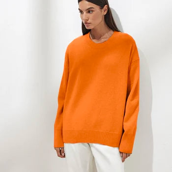 Charla | Pull douillet et sobre Orange, photo studio