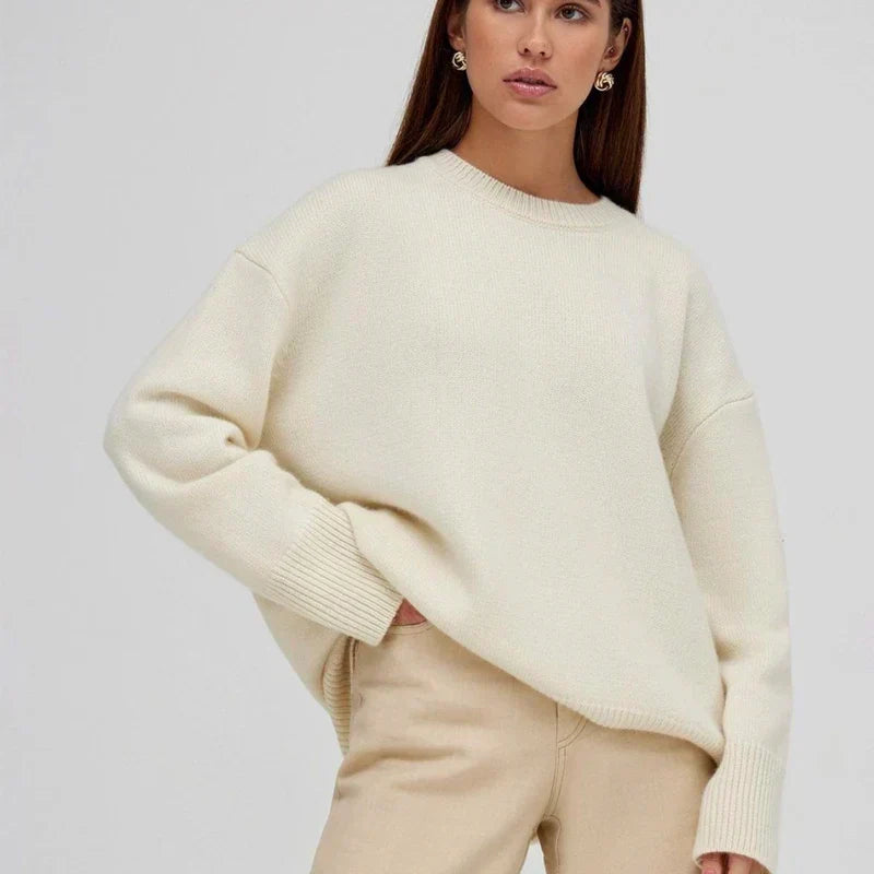 Charla | Pull douillet et sobre Beige, photo studio