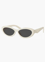 Lunettes de soleil minimalistes
