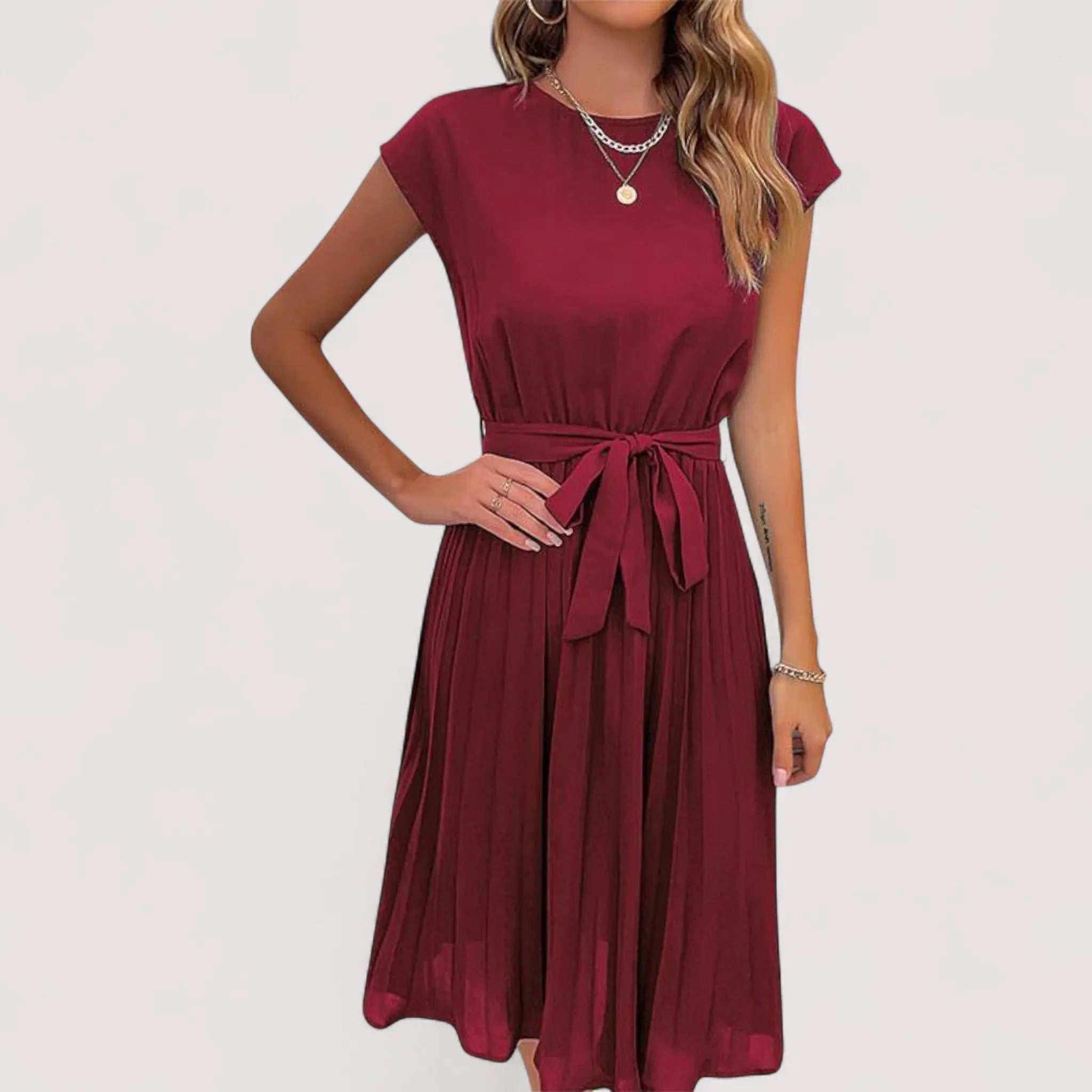 Anastasie | Robe plissée élégante à ceinture nouée Rouge, photo studio