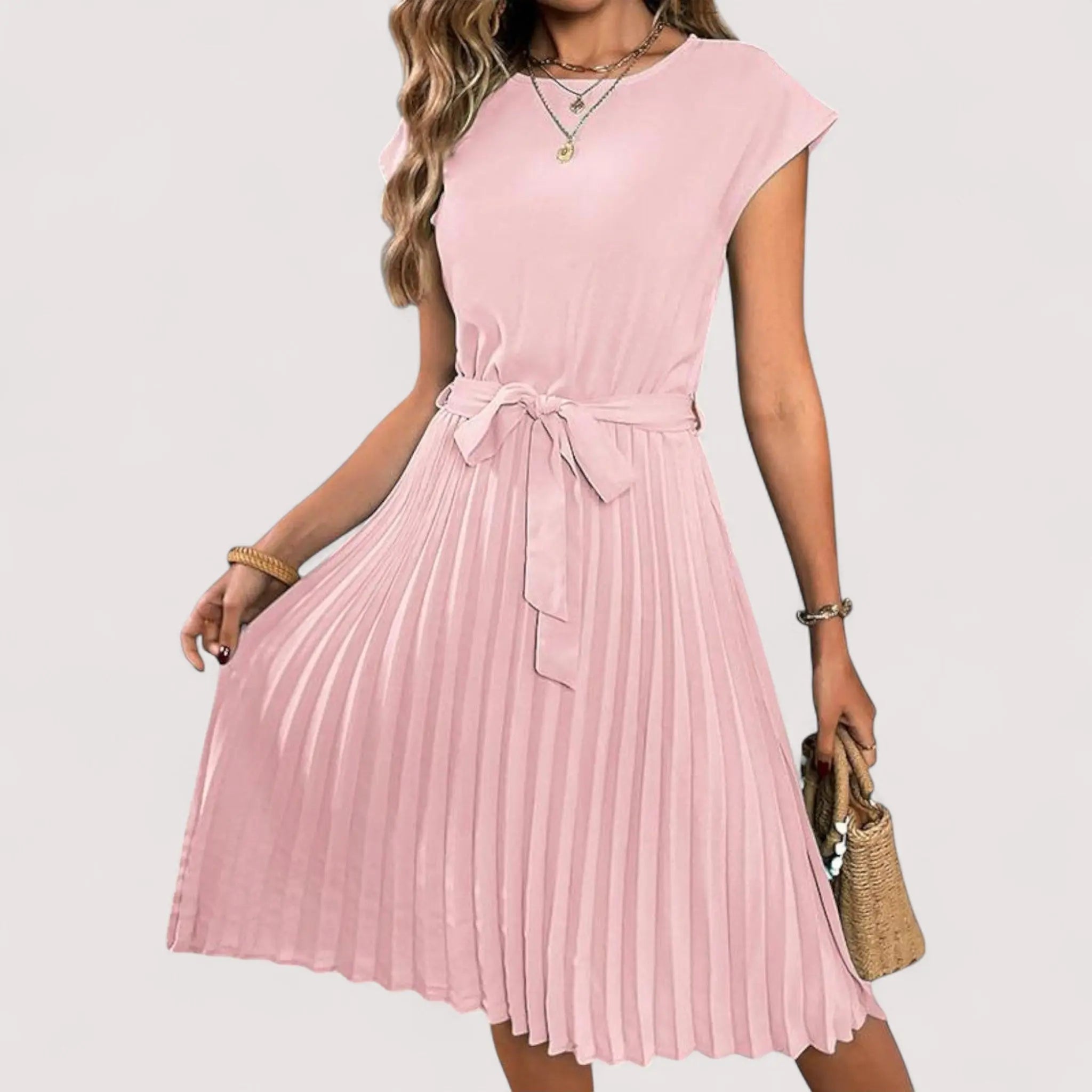 Anastasie | Robe plissée élégante à ceinture nouée Rose, photo studio