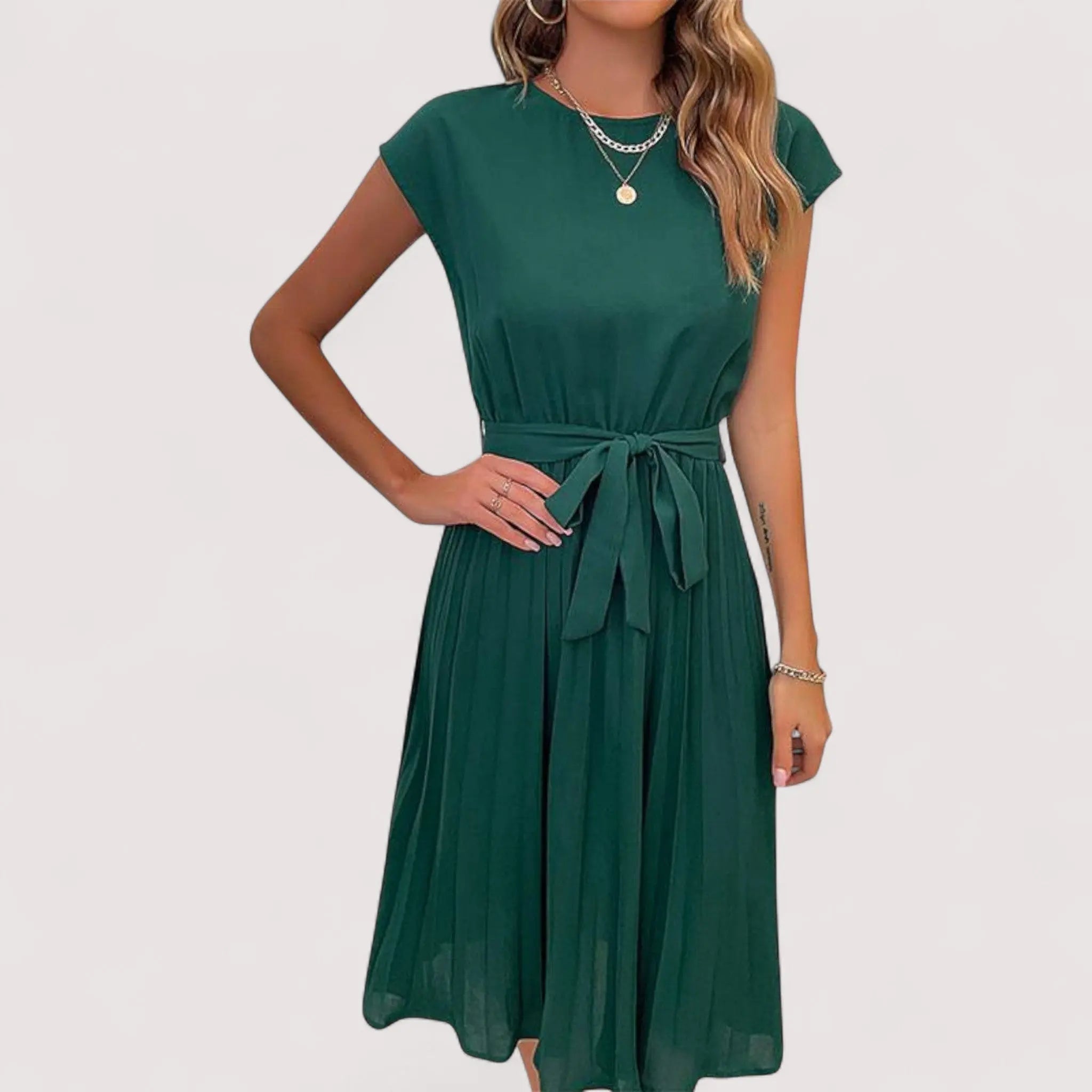 Anastasie | Robe plissée élégante à ceinture nouée Vert, photo studio