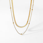 Claire – Un collier simple en or à deux rangs à l’éclat moderne