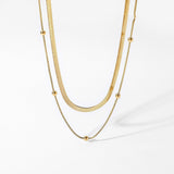 Claire – Un collier simple en or à deux rangs à l’éclat moderne