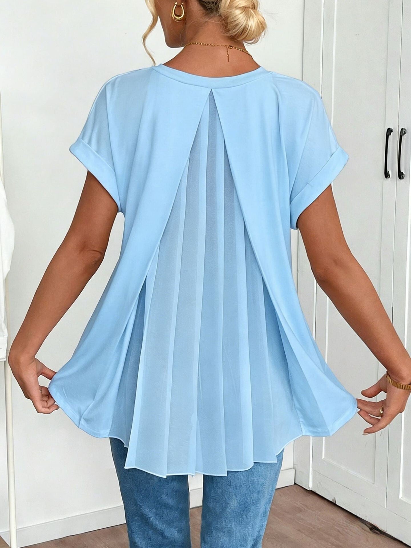 Éloïse | Tunique plissée élégante Bleu clair, photo studio