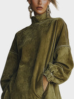 Robe en suédine à col roulé et franges