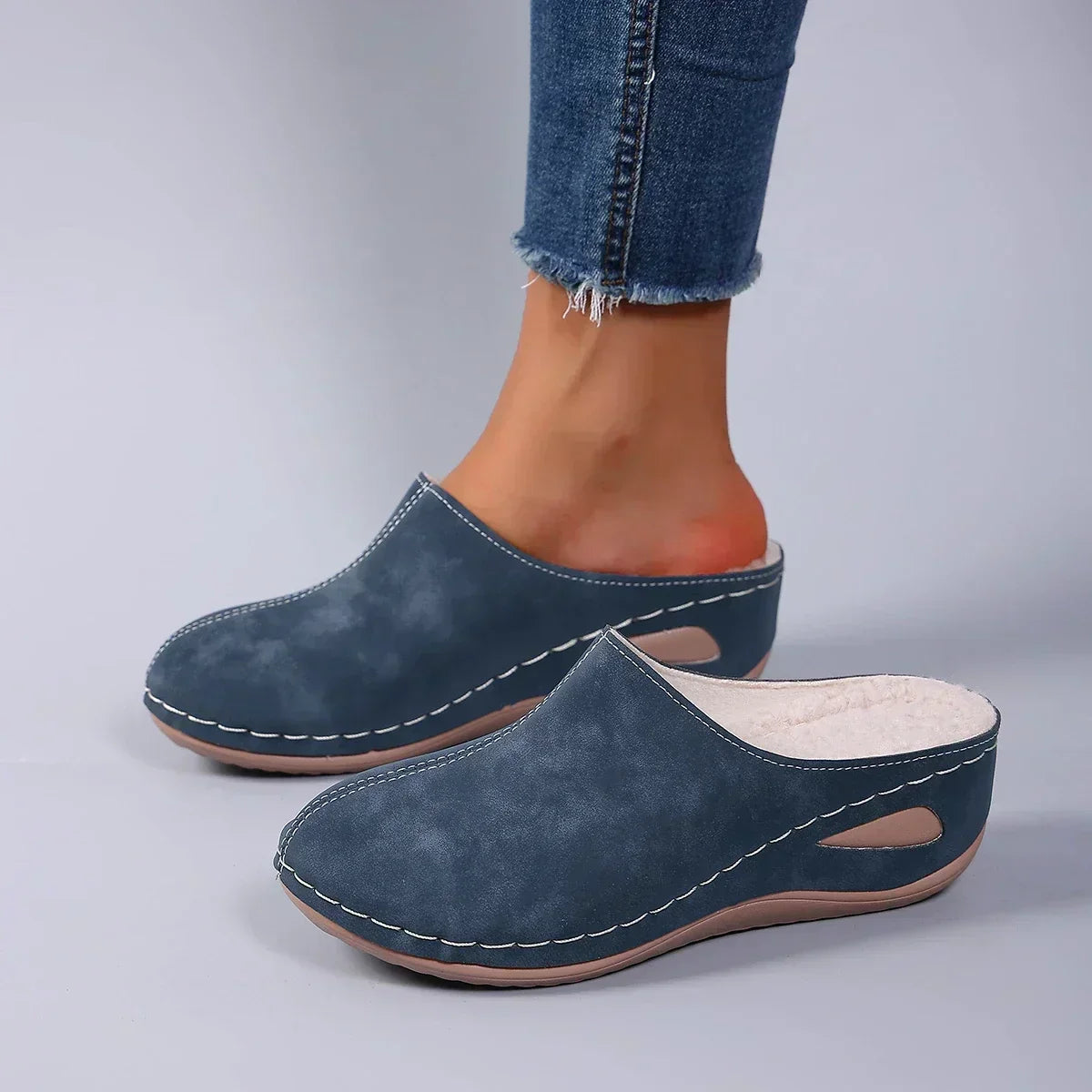 Rosie™ Orthopaedic Slippers Noir, photo studio