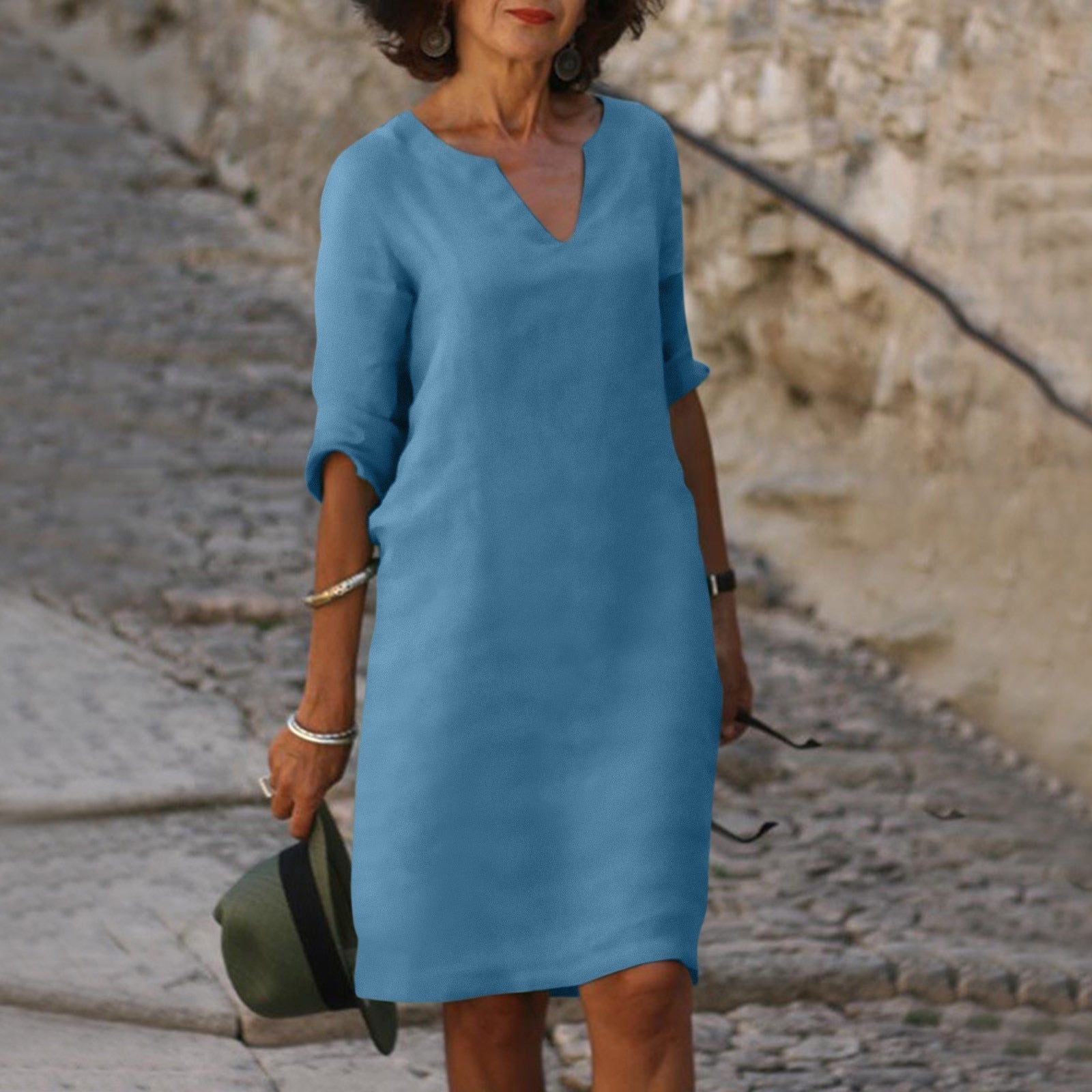 Émeline | Robe à col V à la coupe flatteuse Bleu clair, photo studio