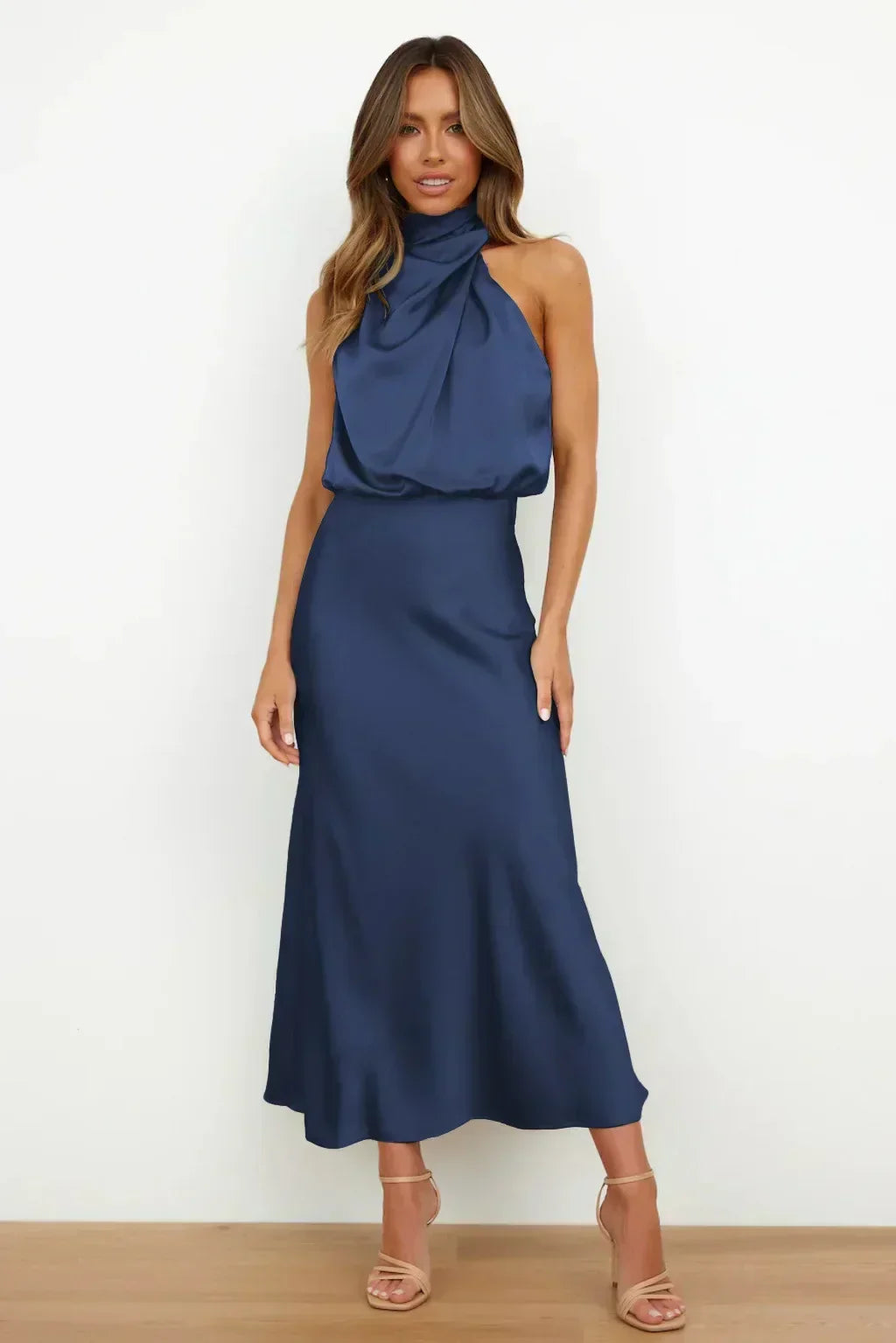 Alixe | Robe de soirée à jupe fluide Bleu marine, photo studio