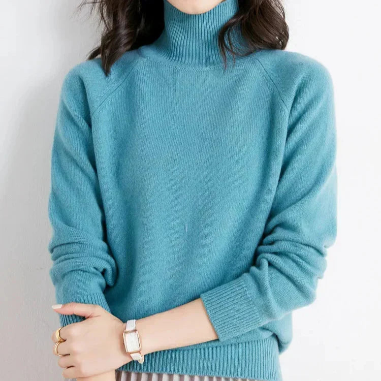 Zoe | Pull en maille à col montant Turquoise, photo studio