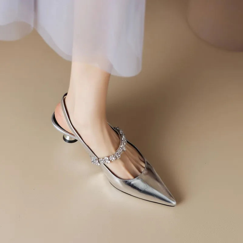 La paire qui termine la tenue.