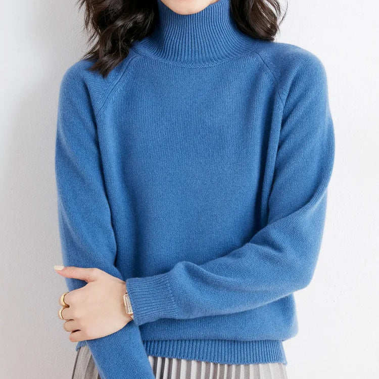 Zoe | Pull en maille à col montant Bleu, photo studio