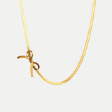 Collier doré avec pendentif en forme d’initiale