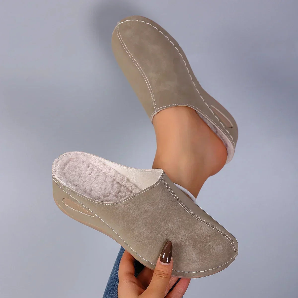 Rosie™ Orthopaedic Slippers Marron, photo studio