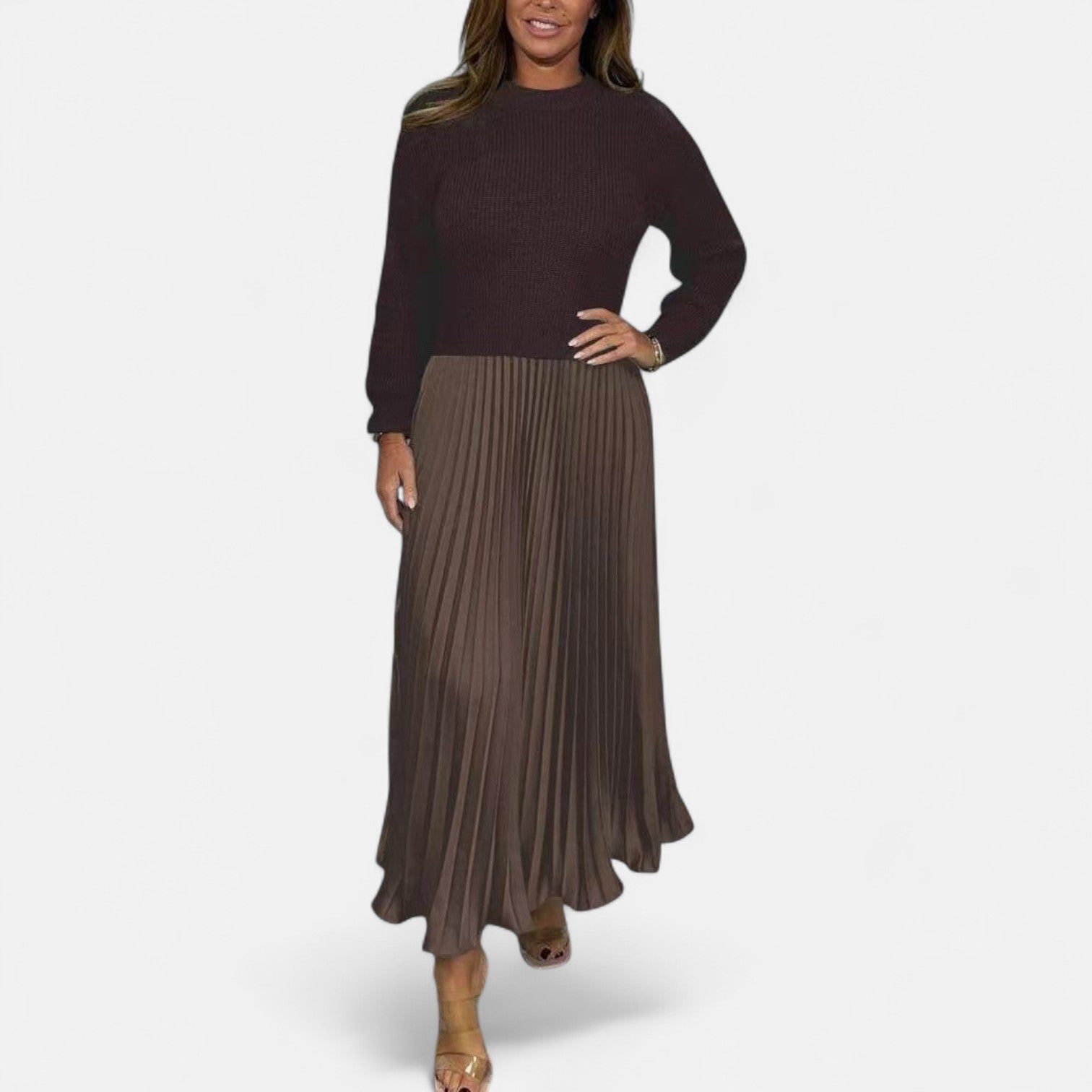 Séverine | Robe-pull longue à jupe plissée Marron/Café, photo studio