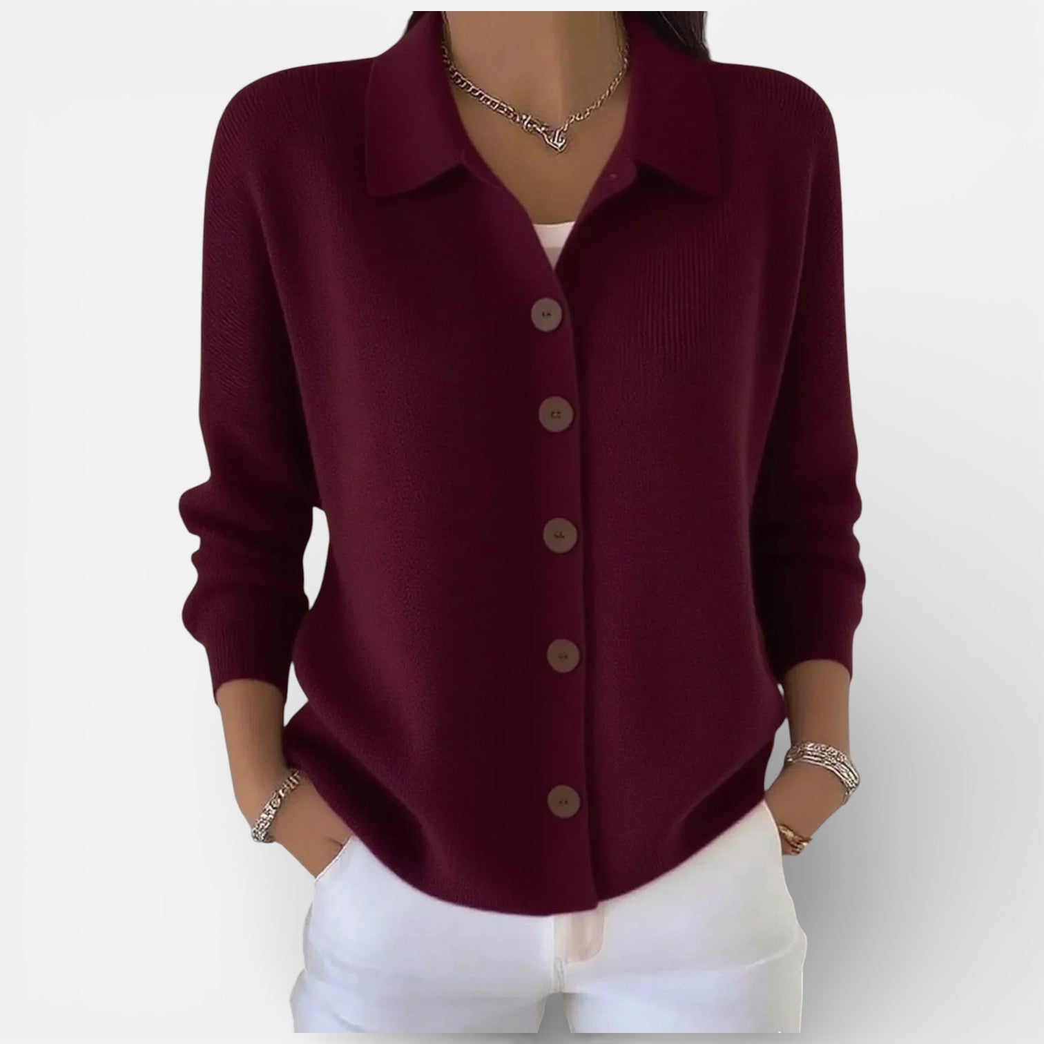 Rosalie | Blouse en maille à col polo et boutonnage Bourgogne, photo studio