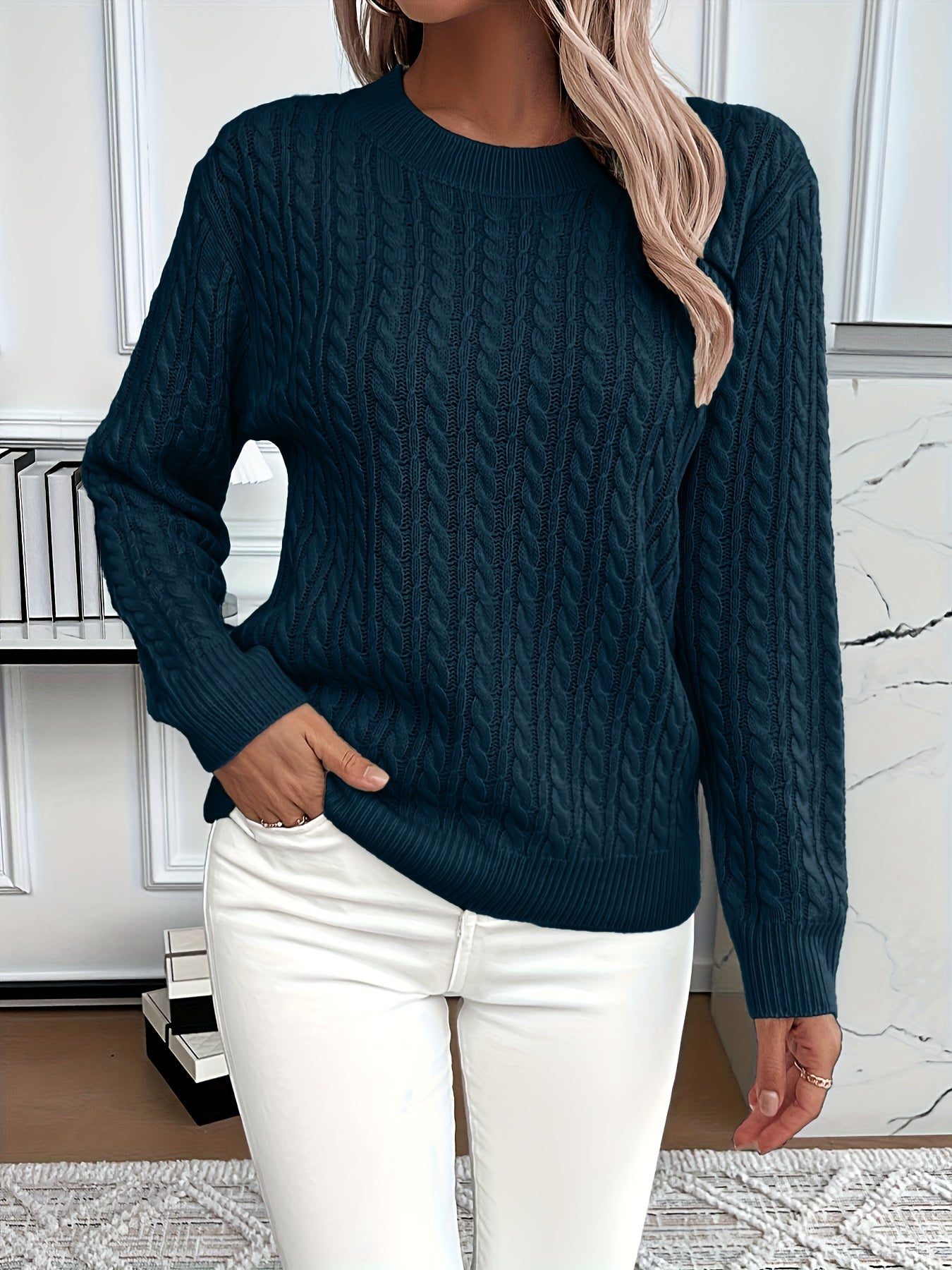 Armelle | Pull en maille à torsades et col rond Bleu foncé, photo studio