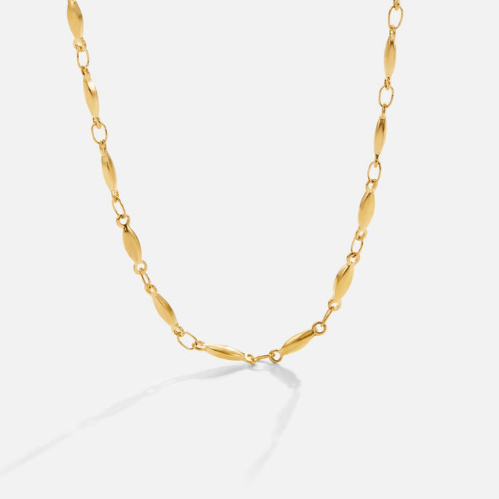 Un délicat collier en or aux mailles fines