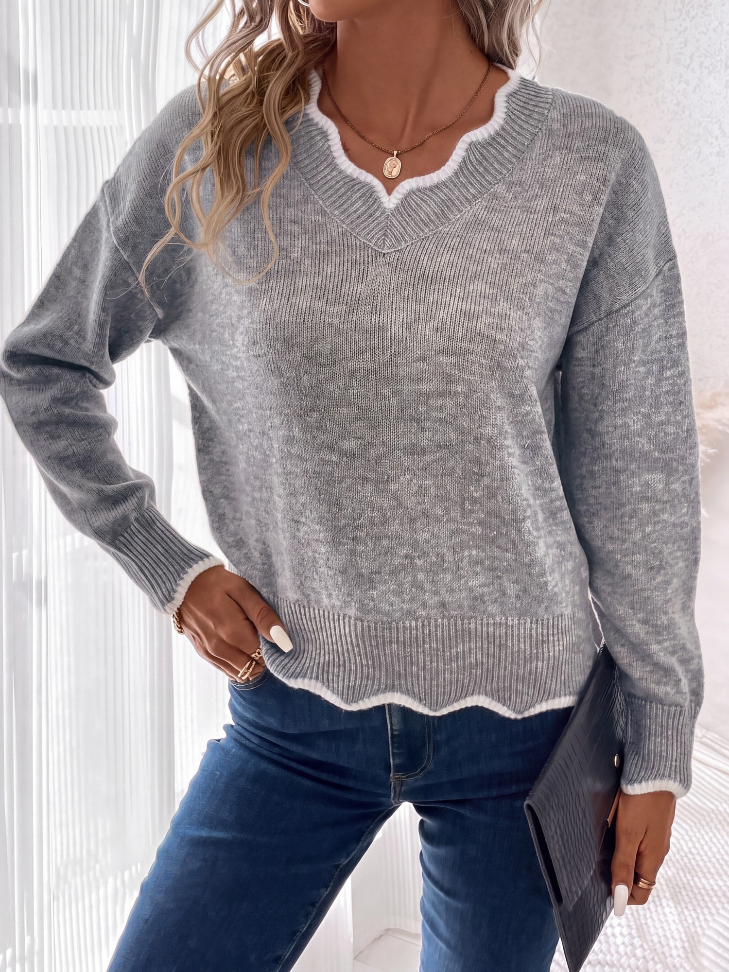 Arlette | Pull en maille à col V et bordure ondulée Gris, photo studio
