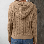 Astrid | Pull torsadé à capuche et patte boutonnée