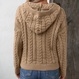 Astrid | Pull torsadé à capuche et patte boutonnée