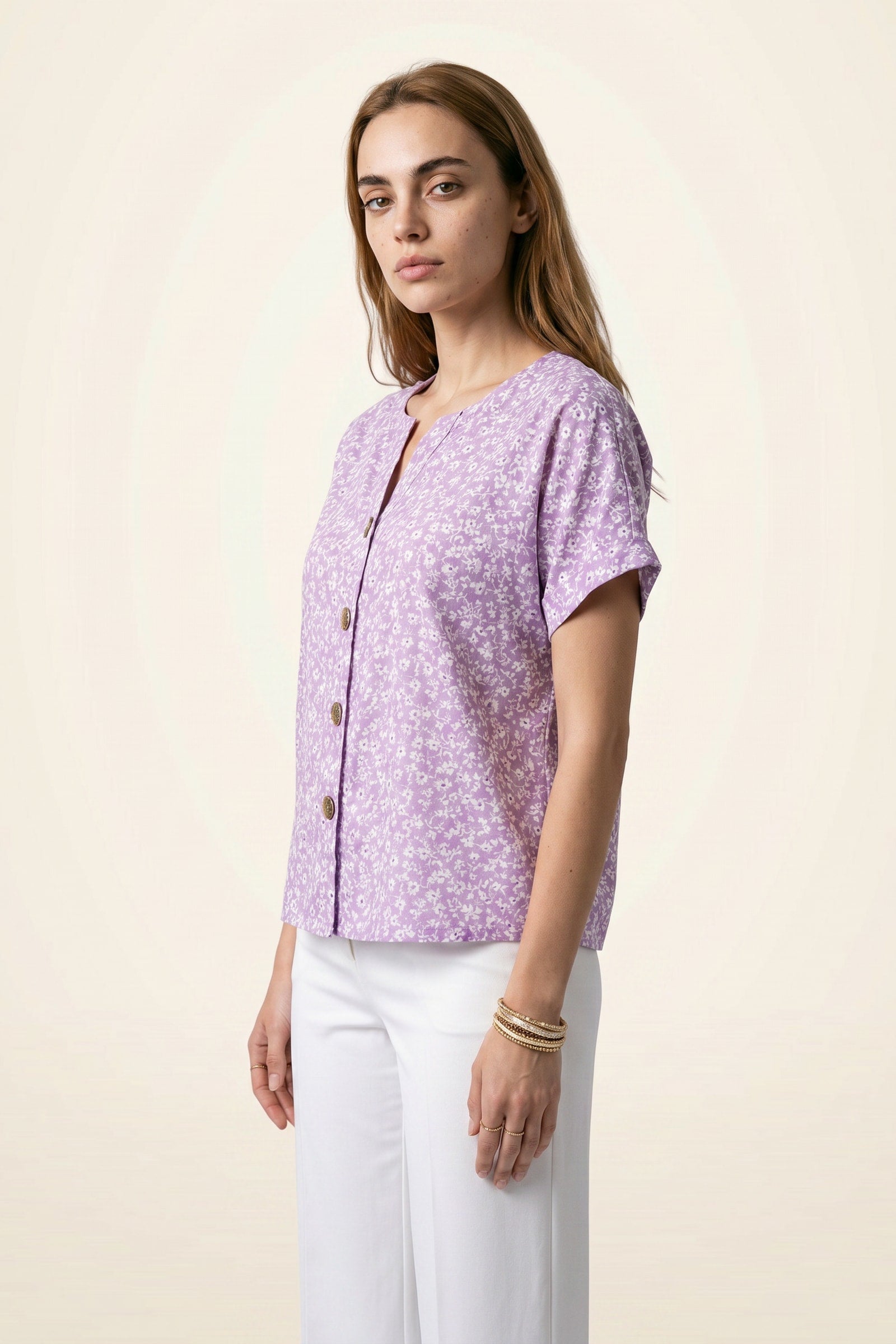 Blouse Florale Élégante Lilas, vue de trois-quarts
