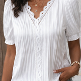 Éva | Blouse à col V crocheté et poignets à volants
