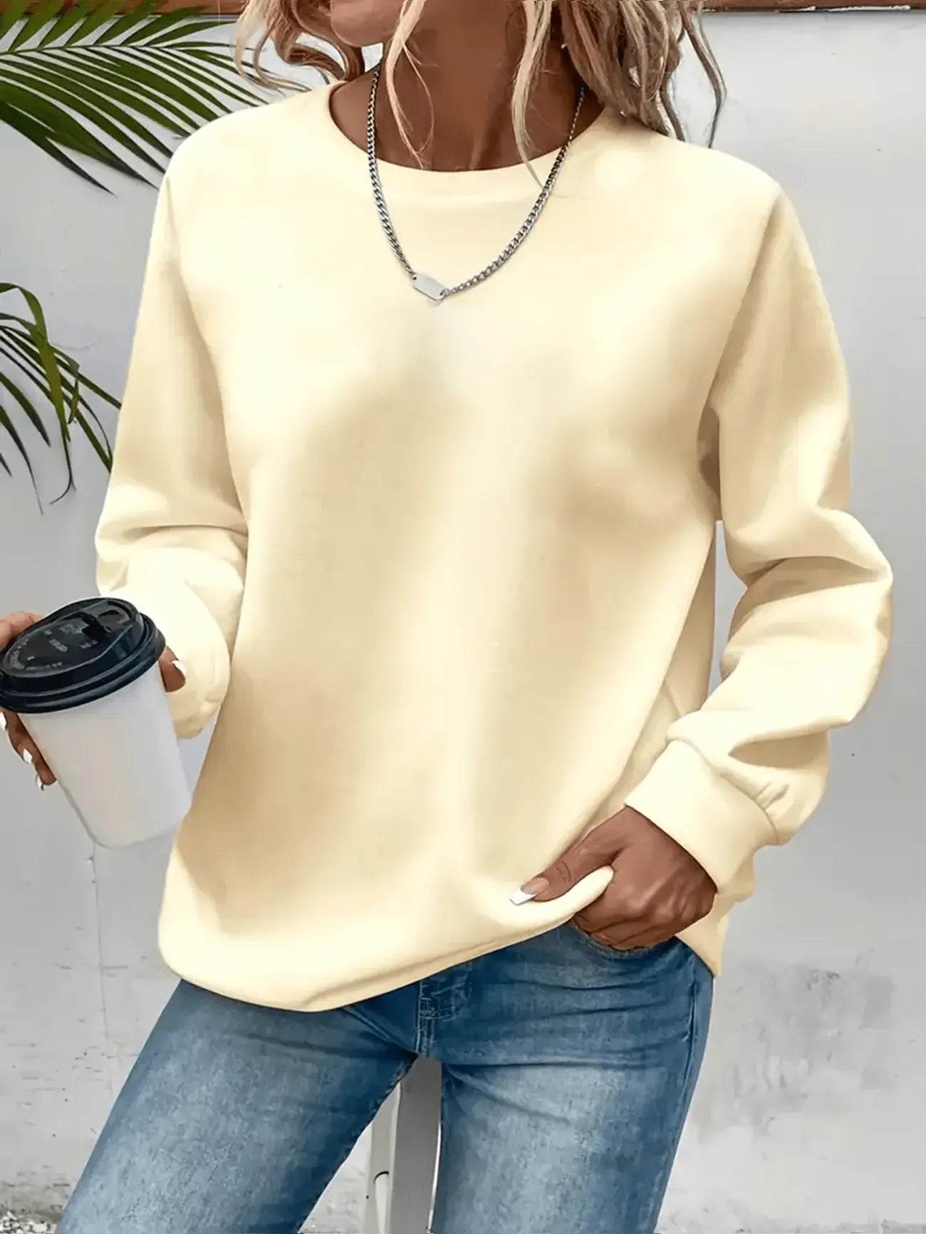 Ariane | Sweat moderne du quotidien Abricot, photo studio