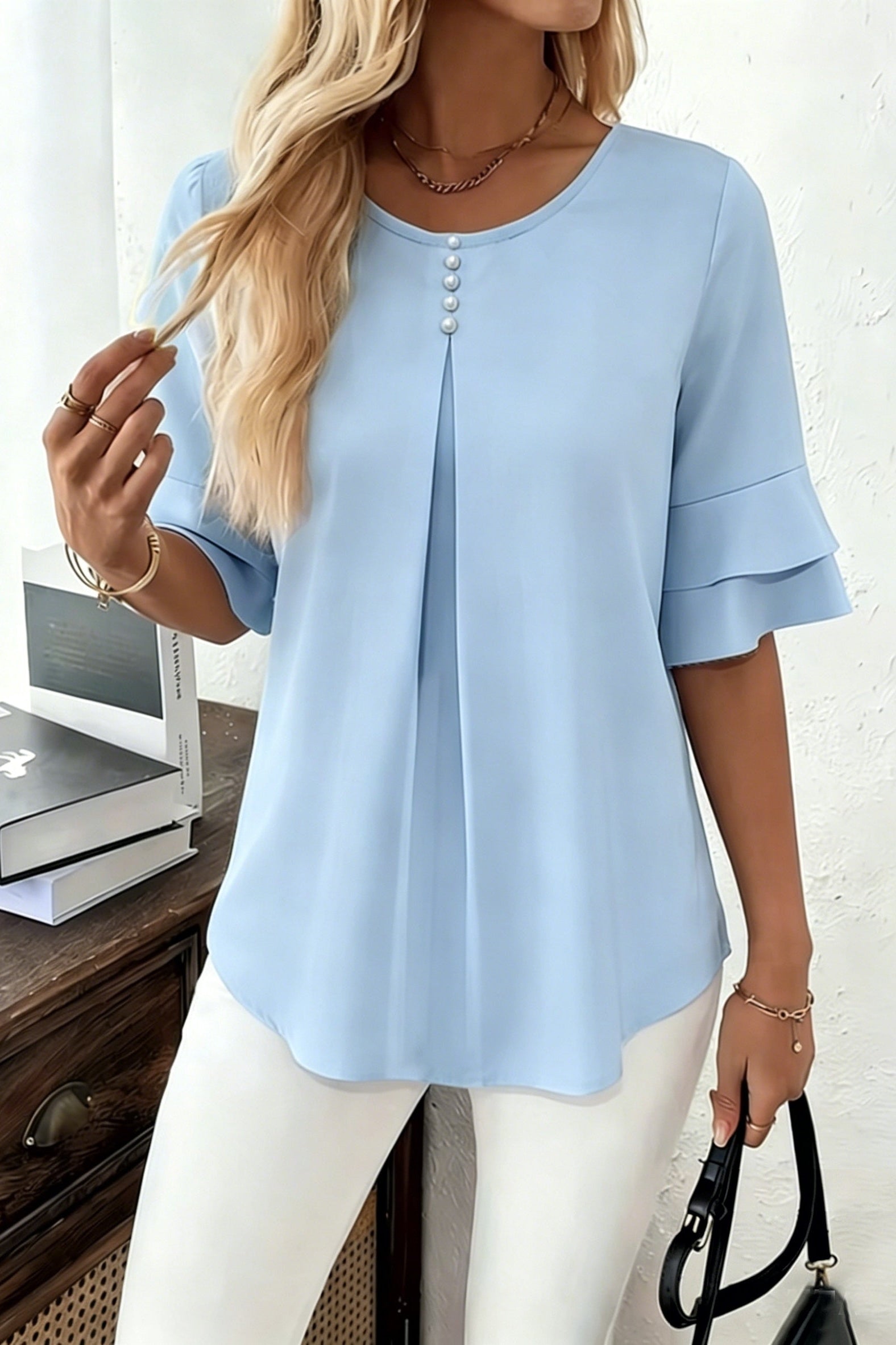 Colette | Blouse à volants et manches évasées Bleu clair, photo studio