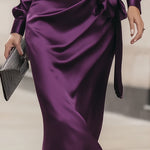 Clara — Robe Midi Drapée en Satin Prune Profond