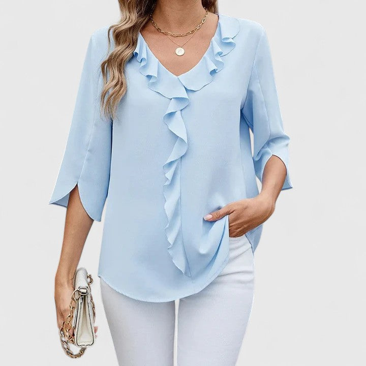 Christine | Blouse à volants col V et manches trois-quarts Bleu classique, photo studio