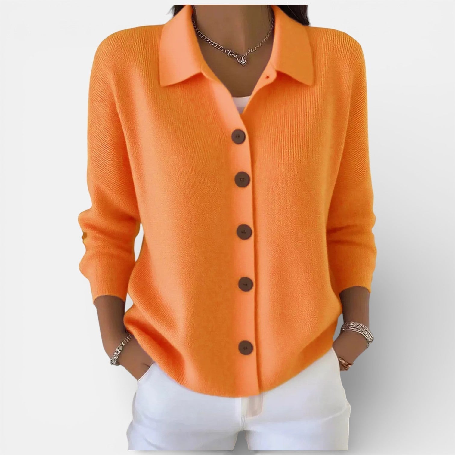 Rosalie | Blouse en maille à col polo et boutonnage Rouge orangé, photo studio