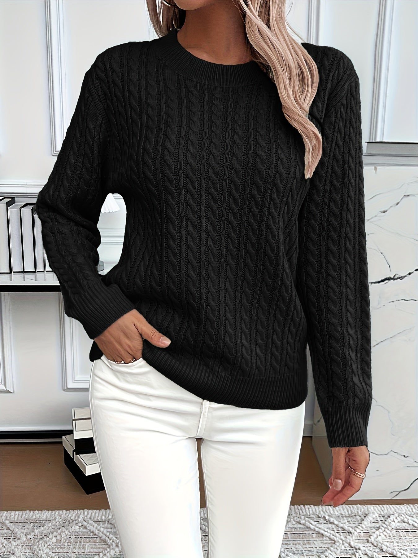 Armelle | Pull en maille à torsades et col rond Noir, photo studio