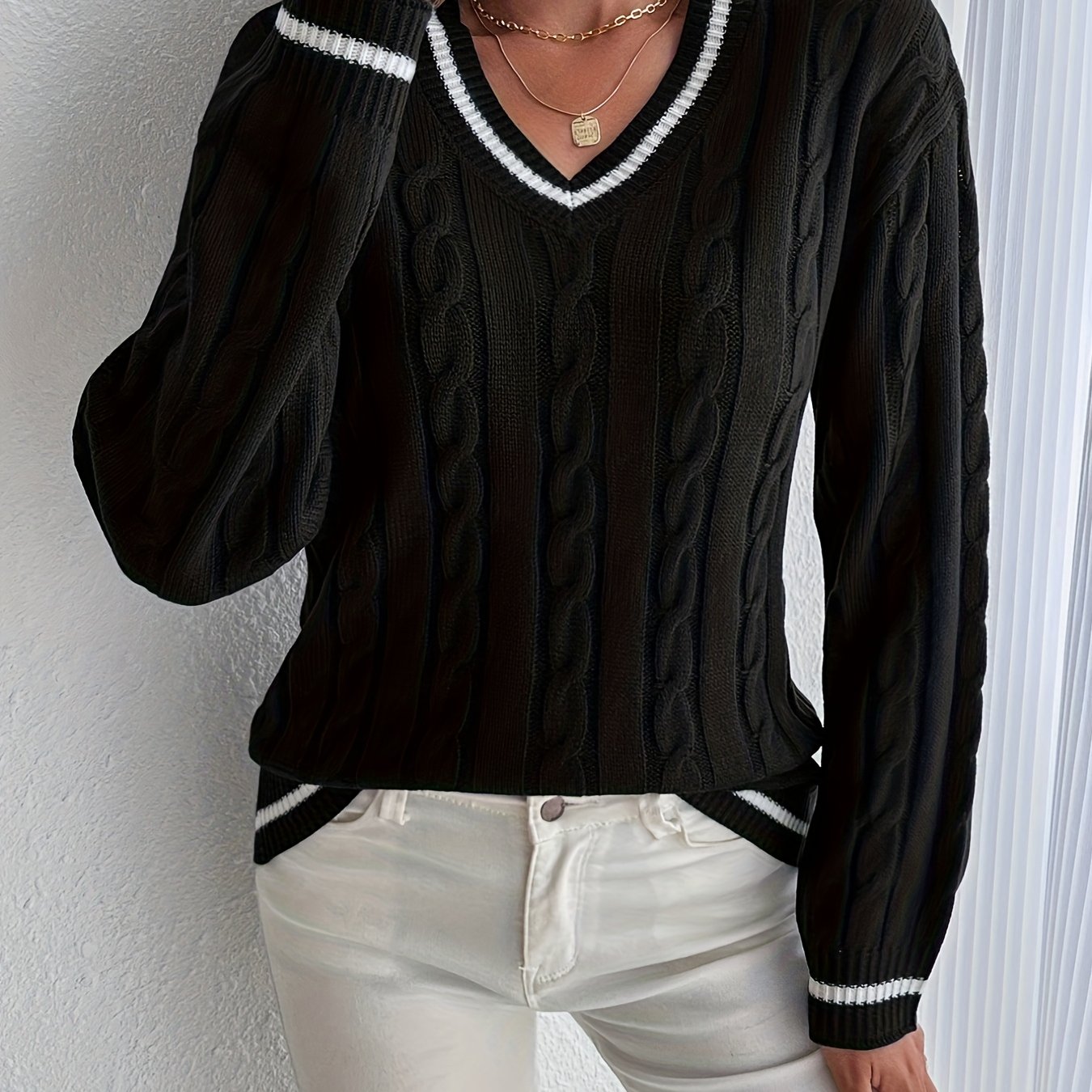 Ninon | Pull à torsades et col V Noir, photo studio