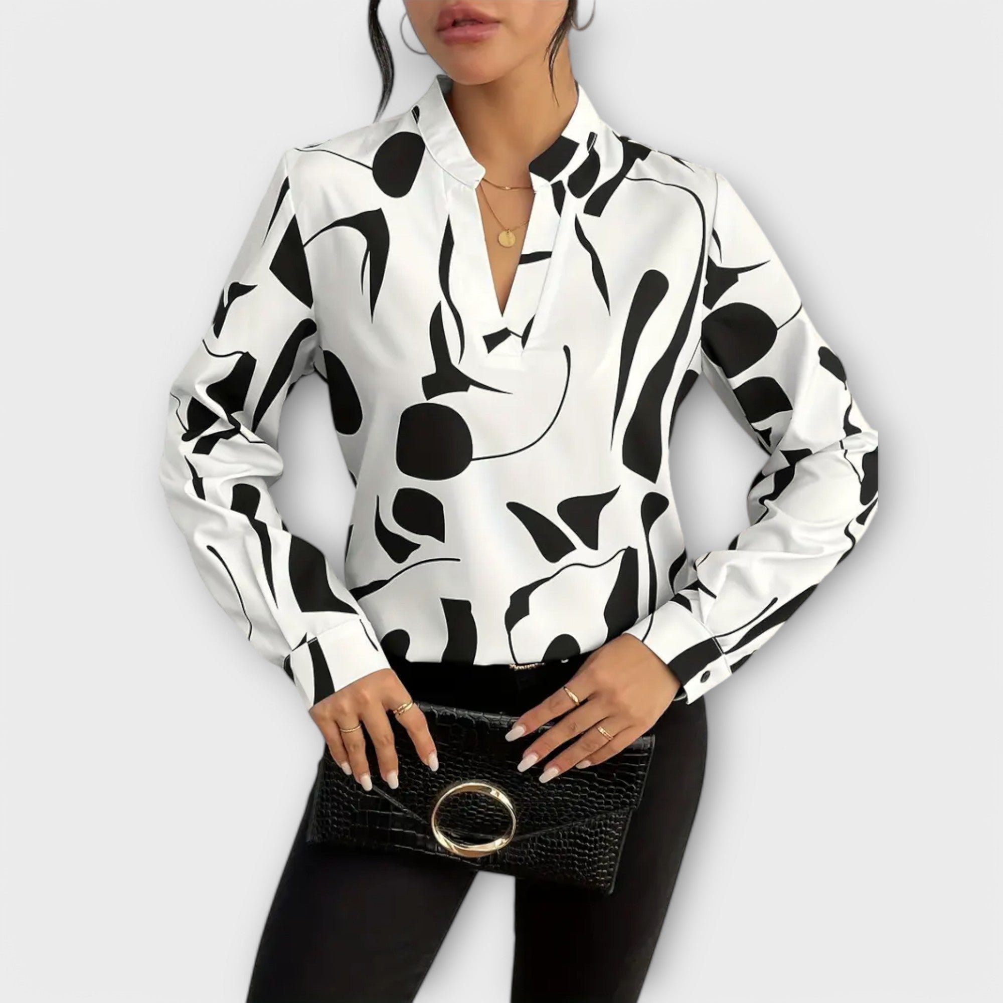 Ludivine | Blouse élégante à col V Blanc, photo studio