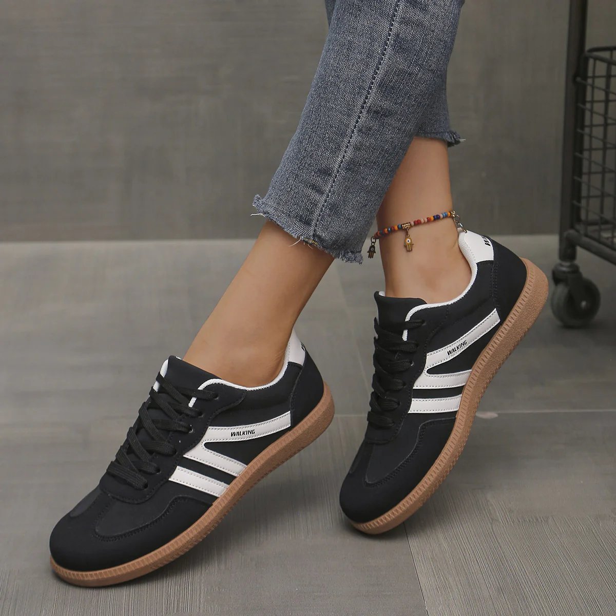 Briony™ Orthopaedic Cushioned Trainers Lie de vin, photo studio