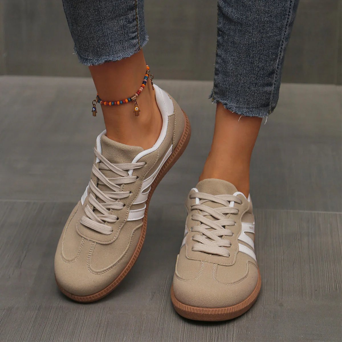Briony™ Orthopaedic Cushioned Trainers Marron, photo studio