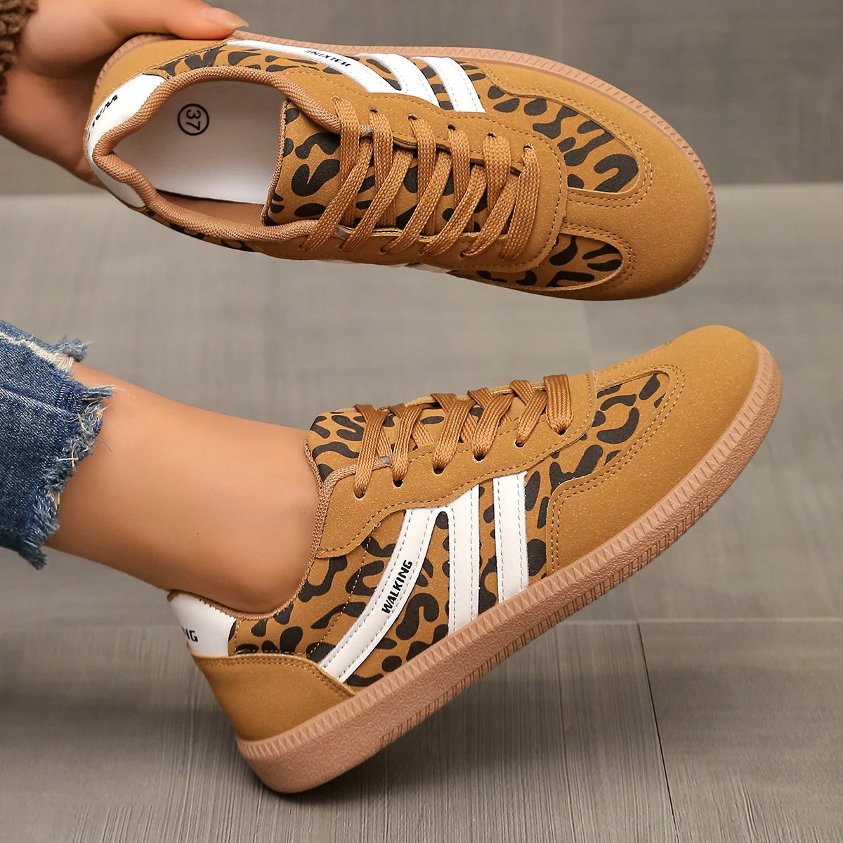 Briony™ Orthopaedic Cushioned Trainers Marron, photo studio