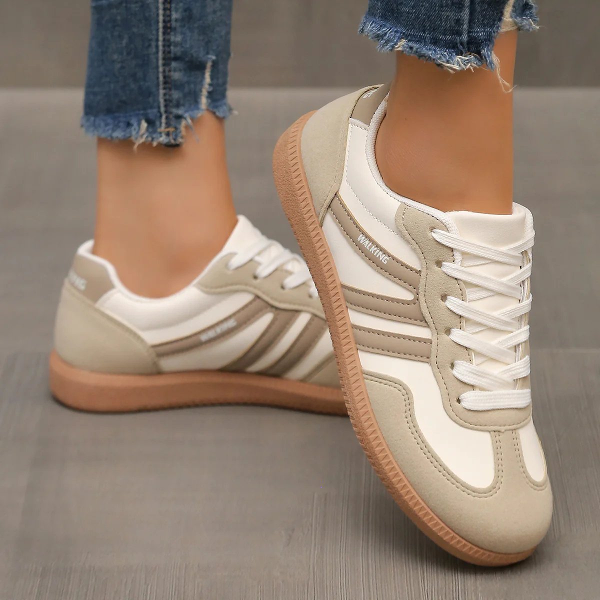 Briony™ Orthopaedic Cushioned Trainers Lie de vin, photo studio