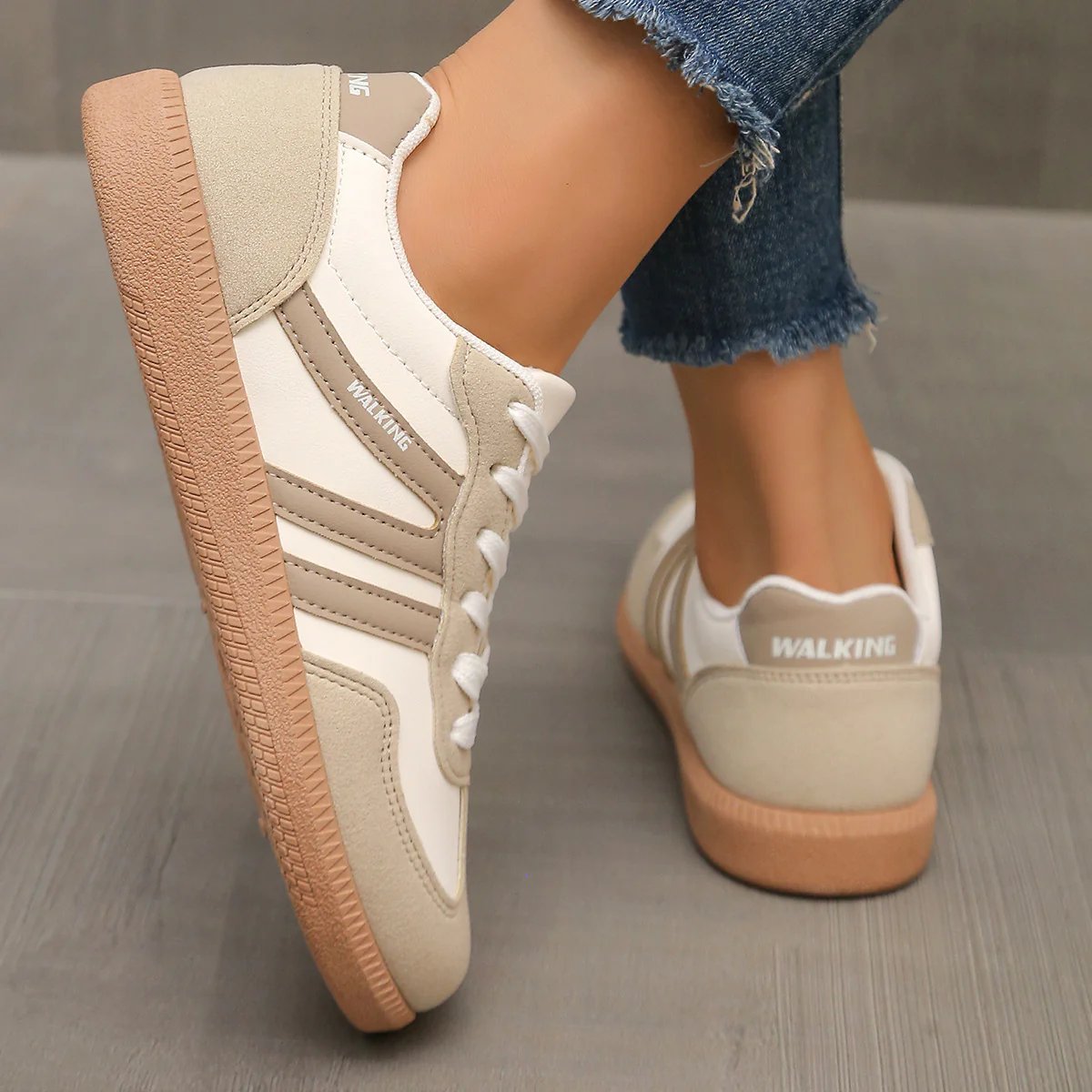 Briony™ Orthopaedic Cushioned Trainers Lie de vin, photo studio