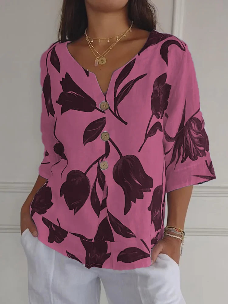 Noëlle | Blouse fleurie à col V Rose, photo studio