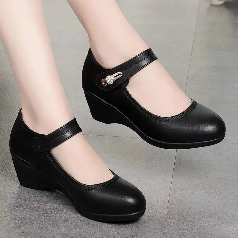 Ariane | Chaussures confort à talon moyen Noir, photo studio