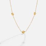 Catherine – Un collier aux délicats accents de couleur