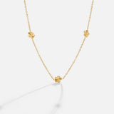 Un collier aux délicats accents de couleur